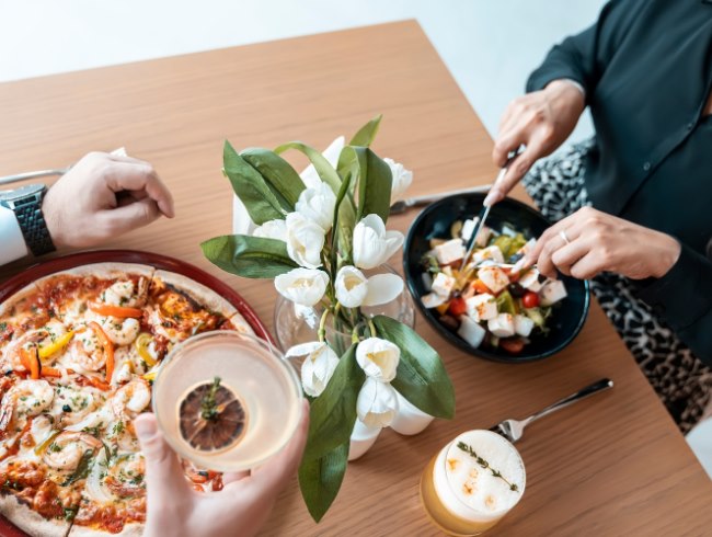 IN-ROOM DINING HAPPY HOUR